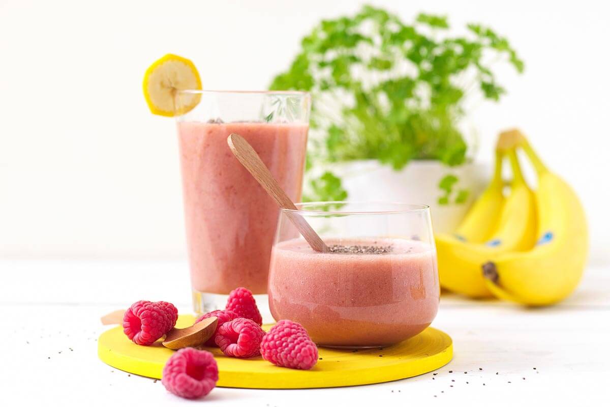 Smoothie di banana e lampone con arancia e semi di chia