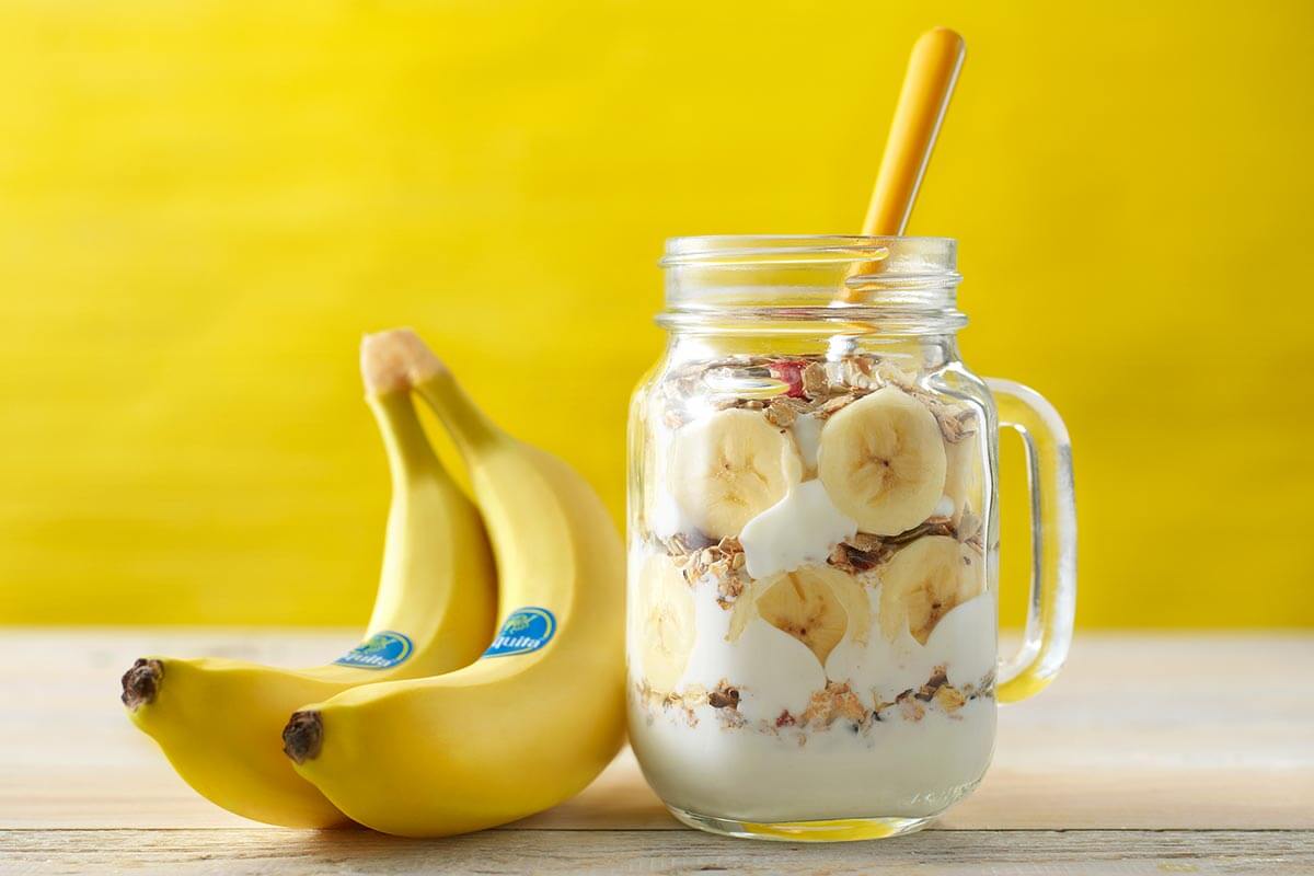 Muesli alla banana per la colazione in vasetto