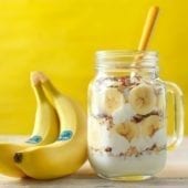 Muesli alla banana per la colazione in vasetto