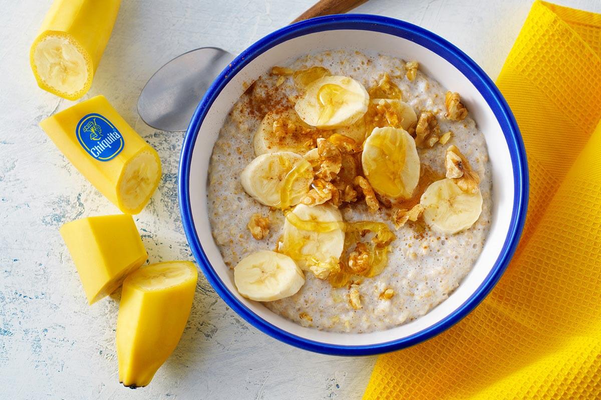 Porridge alla banana con miele, noci e cannella