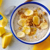 Porridge alla banana con miele, noci e cannella