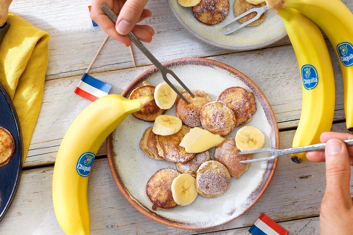 Poffertjes (mini pancake) all’uovo olandesi con banana Chiquita e farina di grano saraceno