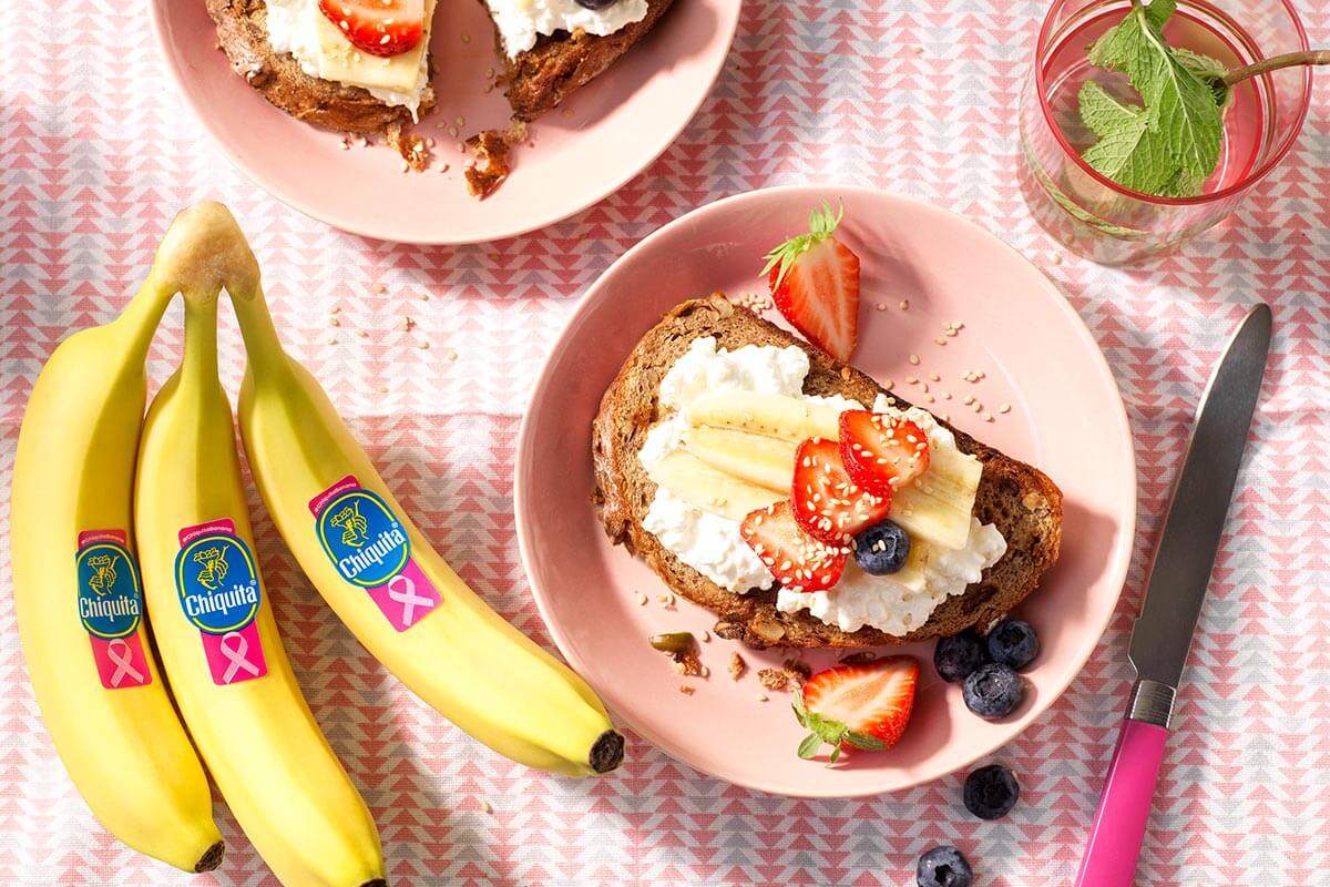 Toast di pane ai cereali con banana Chiquita e formaggio fresco senza grassi