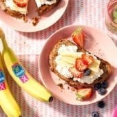 Toast di pane ai cereali con banana Chiquita e formaggio fresco senza grassi