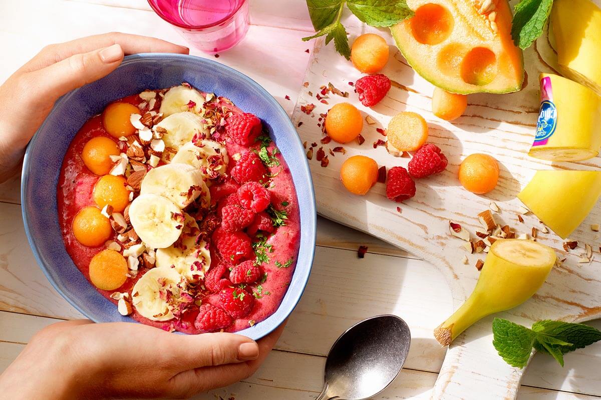 Frullato di banane Chiquita e lamponi con melone e frutta secca