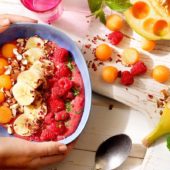 Frullato di banane Chiquita e lamponi con melone e frutta secca