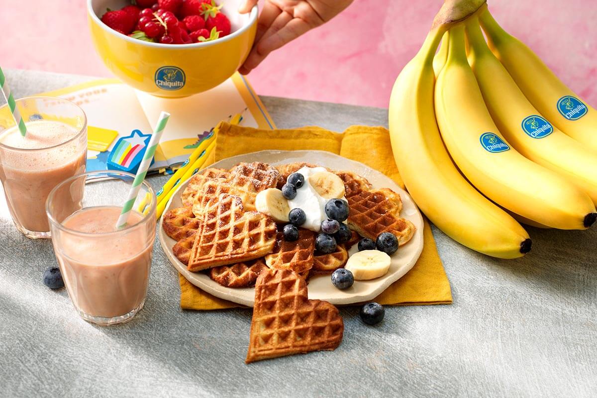 Waffle alla banana Chiquita con mirtilli e panna montata