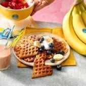 Waffle alla banana Chiquita con mirtilli e panna montata