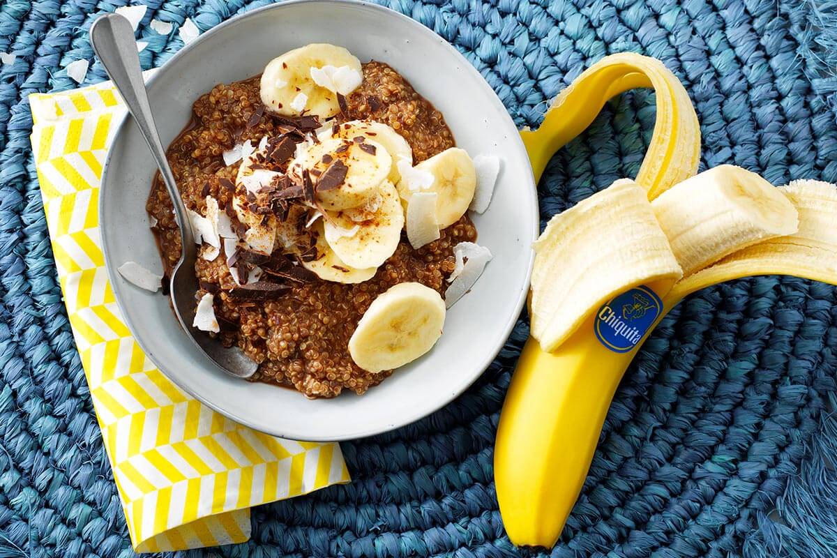 Colazione con quinoa al cioccolato con banane, cacao, cioccolato e cocco