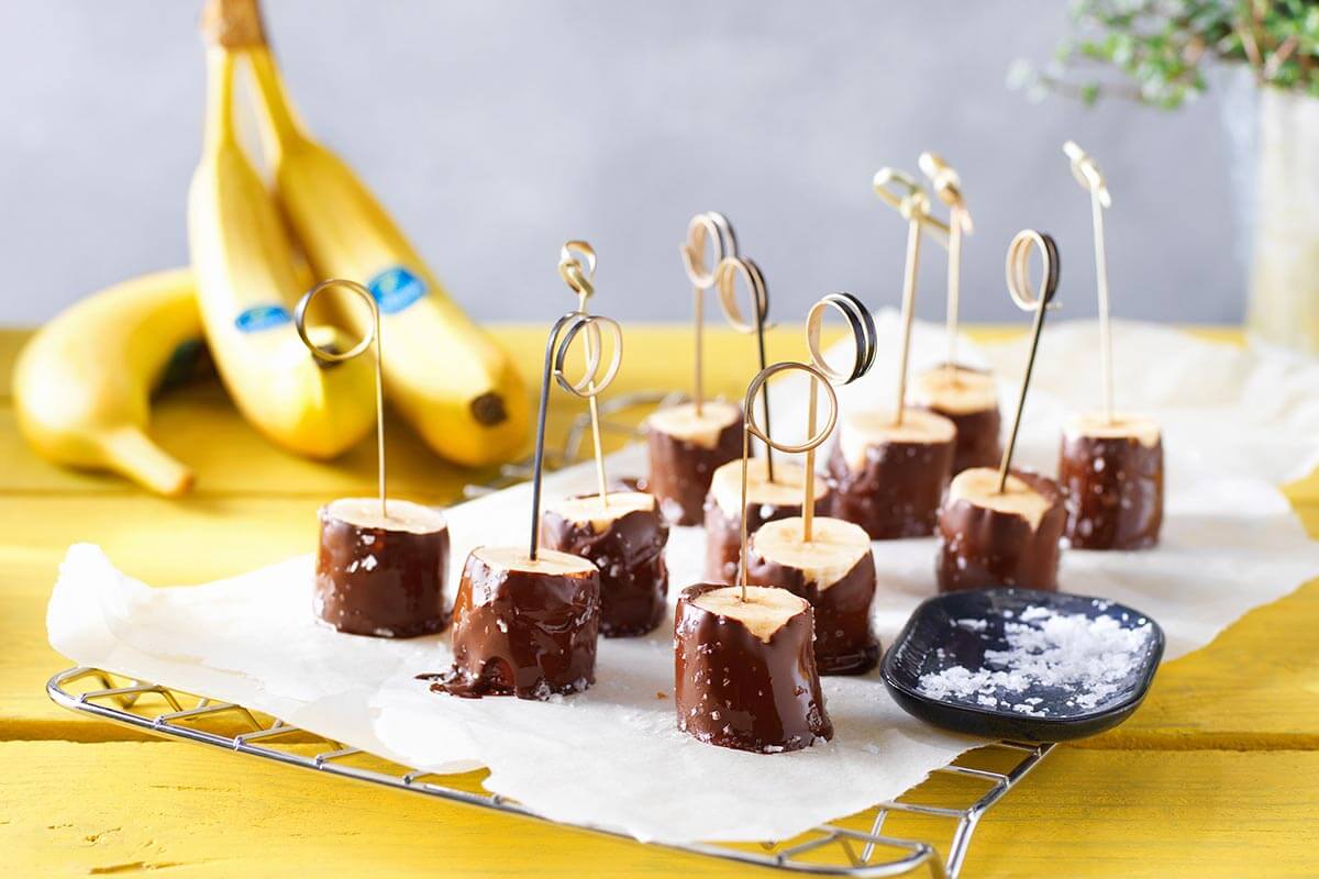 Piccoli snack alla banana Chiquita con cioccolato fondente e sale marino