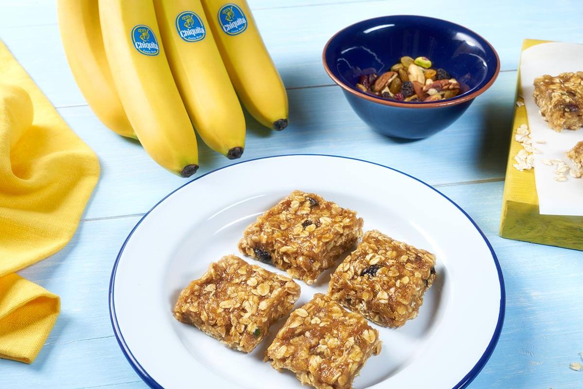 Biscotti quadrati alla banana Chiquita facili da preparare e senza cottura.