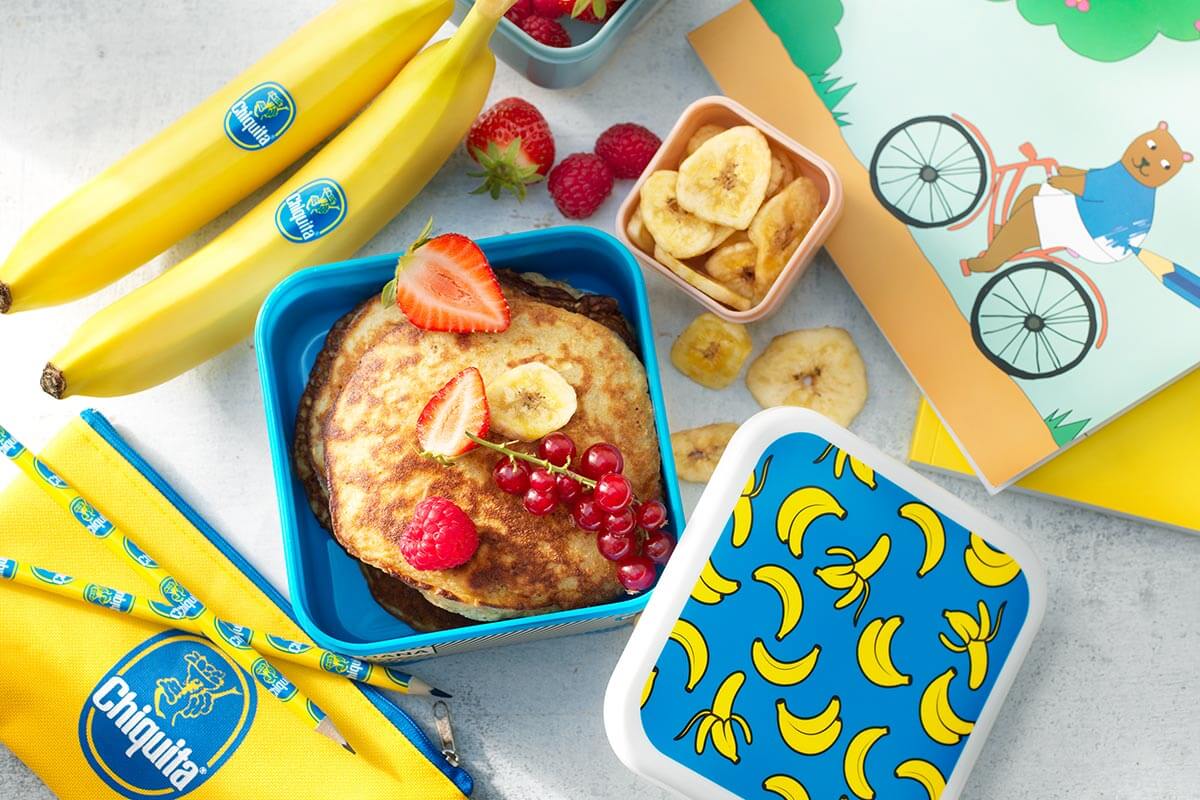 Pancake facili con banana Chiquita, frutti rossi misti e chips di banana