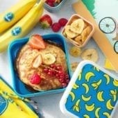 Pancake facili con banana Chiquita, frutti rossi misti e chips di banana