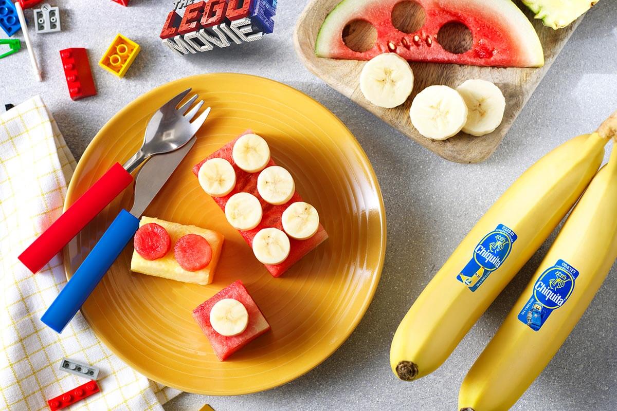 Mattoncini alla frutta di Emmet di Bricksburg con banana Chiquita