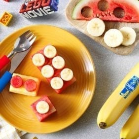 Mattoncini alla frutta di Emmet di Bricksburg con banana Chiquita