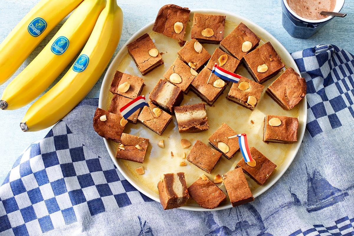 Speculaas olandesi ripieni alla banana Chiquita e pasta di mandorle guarniti con mandorle