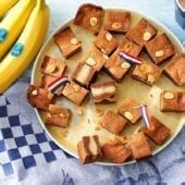 Speculaas olandesi ripieni alla banana Chiquita e pasta di mandorle guarniti con mandorle