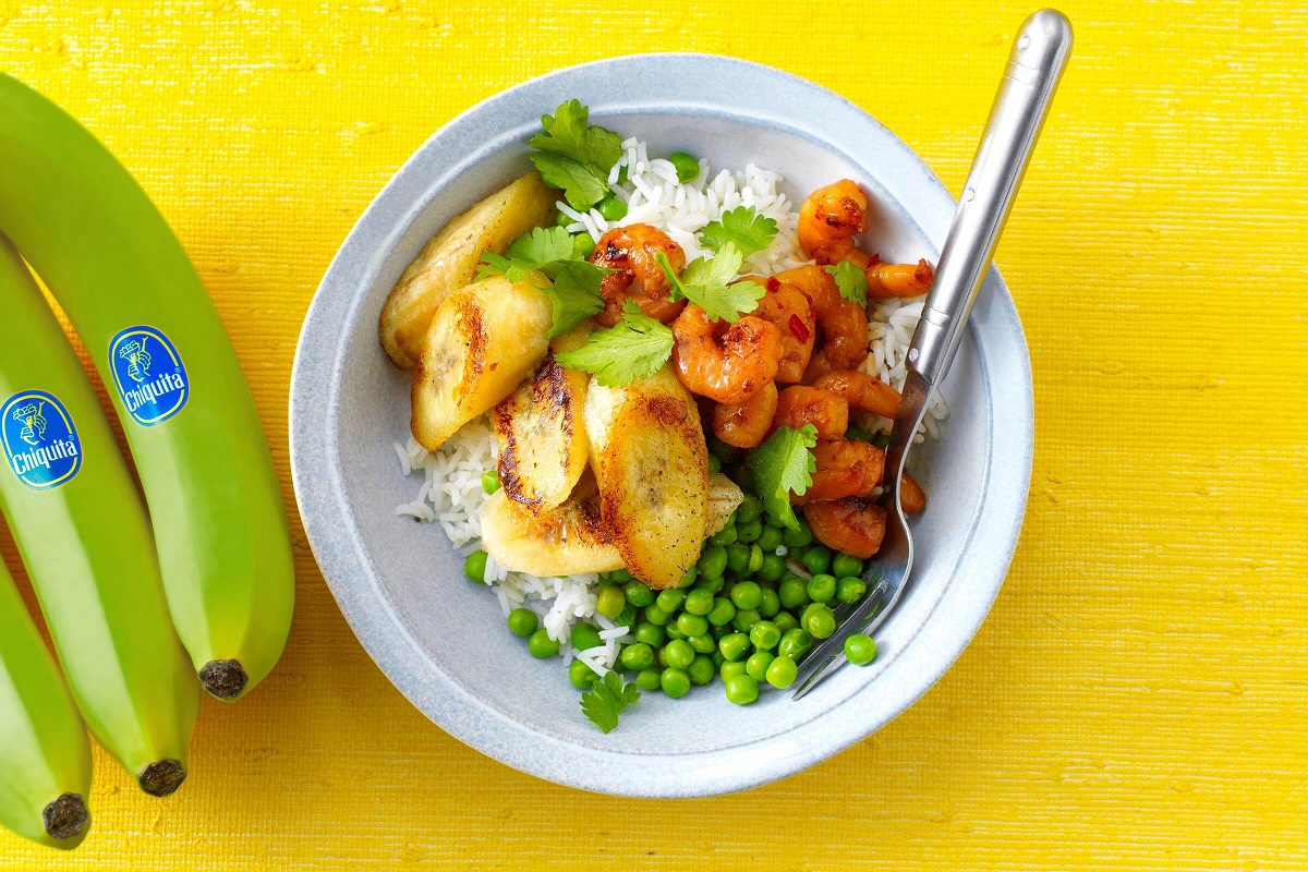 Gamberetti marinati fritti con piselli, riso e banane fritte