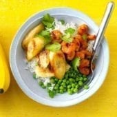 Gamberetti marinati fritti con piselli, riso e banane fritte