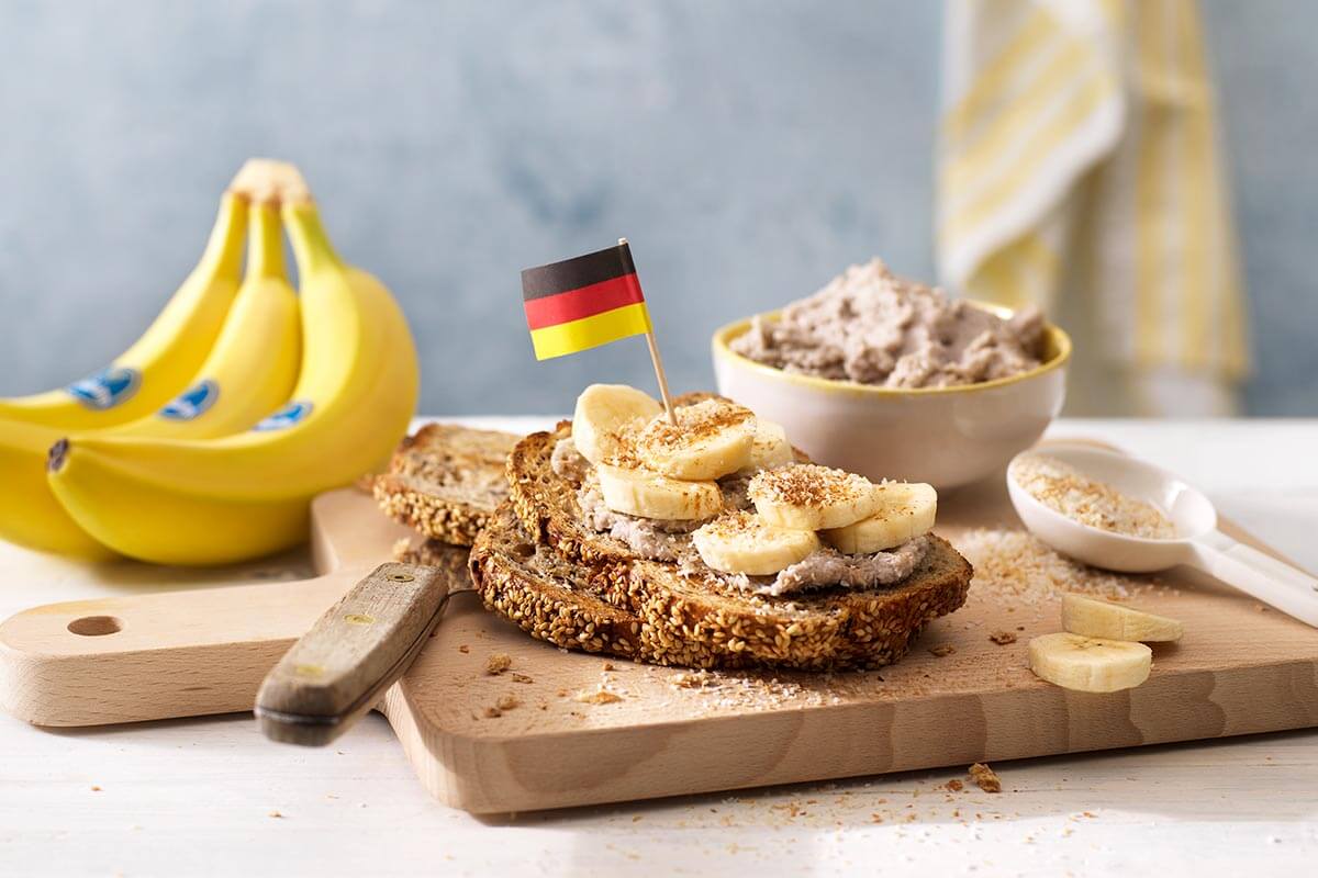 Vollkornbrot tedesco con banana Chiquita e cocco