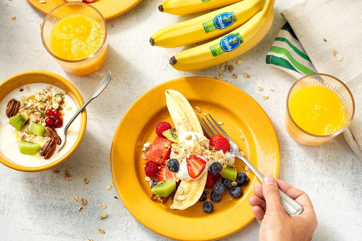 Salutare macedonia di frutta con banana Chiquita biologica e yogurt alla banana e muesli