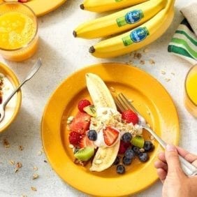 Salutare macedonia di frutta con banana Chiquita biologica e yogurt alla banana e muesli