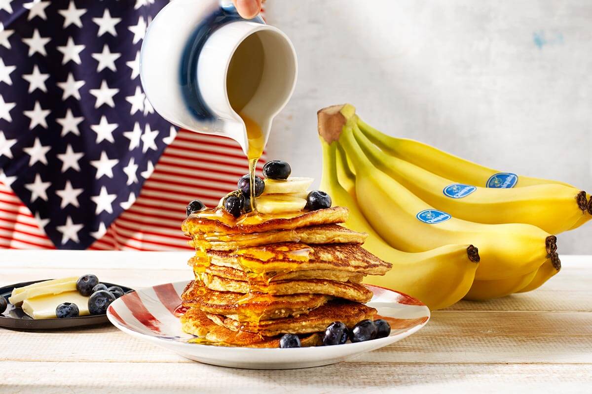 Pancake fatti in casa con banane Chiquita e mirtilli