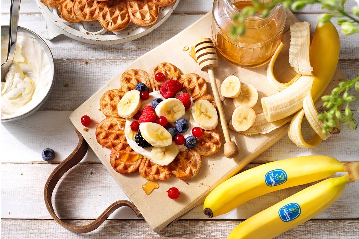 Waffle integrali fatti in casa con banane Chiquita e frutti rossi