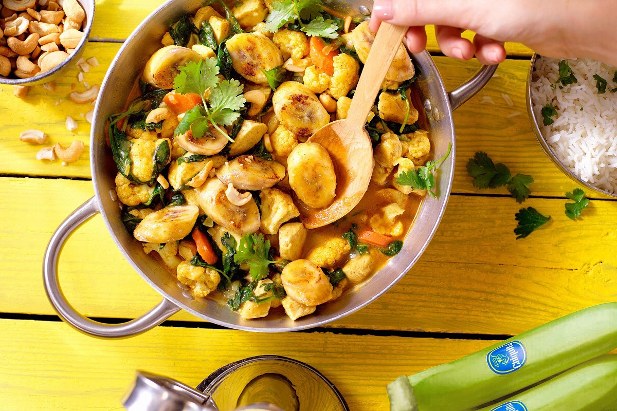 Pollo al curry indiano con banane Chiquita, cavolfiore e spinaci