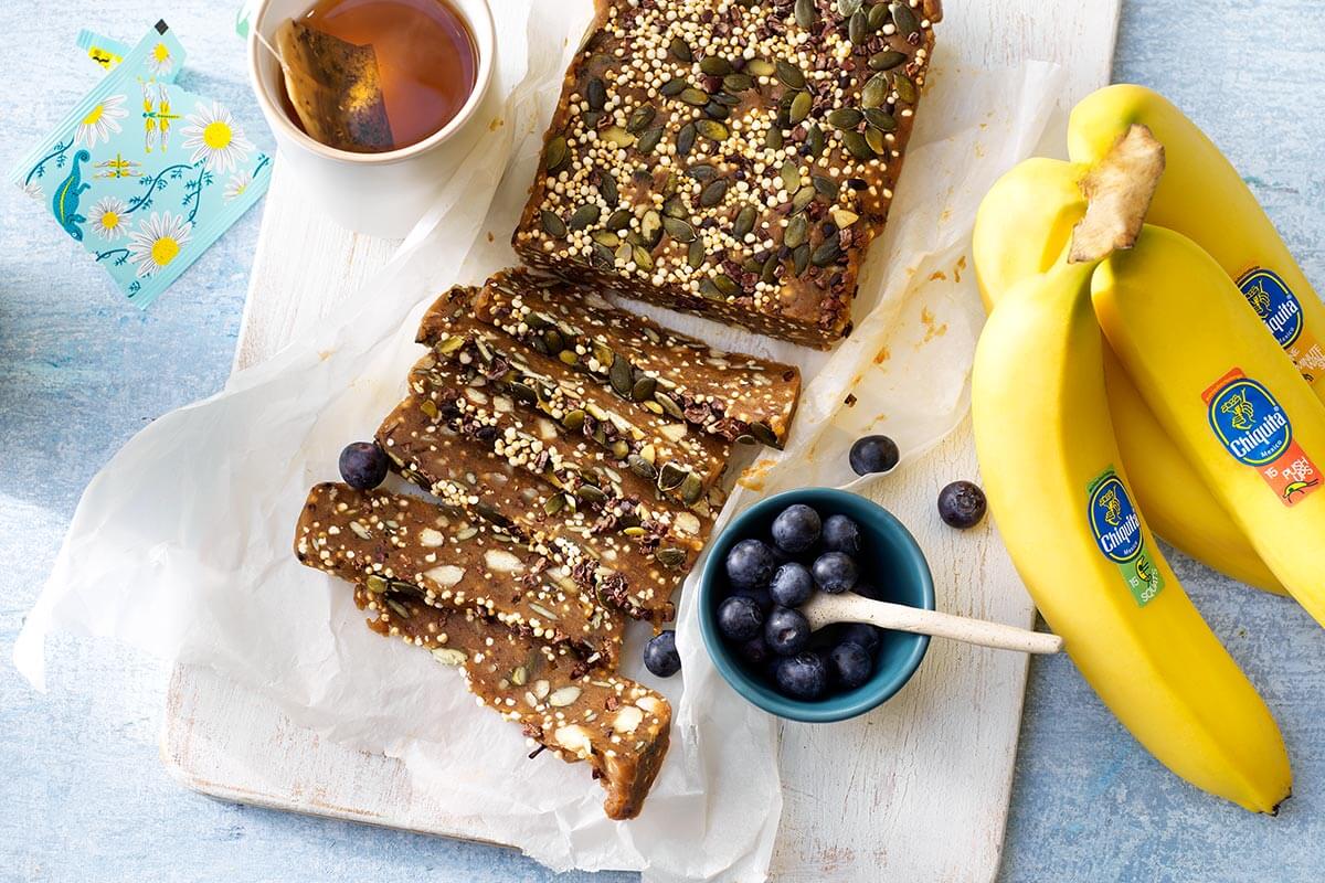 Barrette post allenamento di quinoa soffiata, banana Chiquita e semi di zucca.