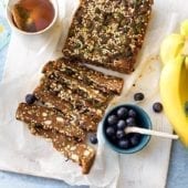 Barrette post allenamento di quinoa soffiata, banana Chiquita e semi di zucca.