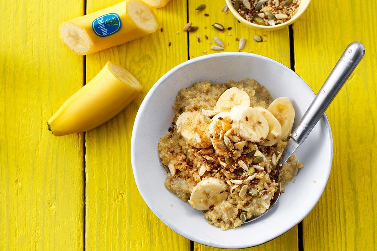 Colazione alla quinoa con banane, mandorle e burro di noci/semi