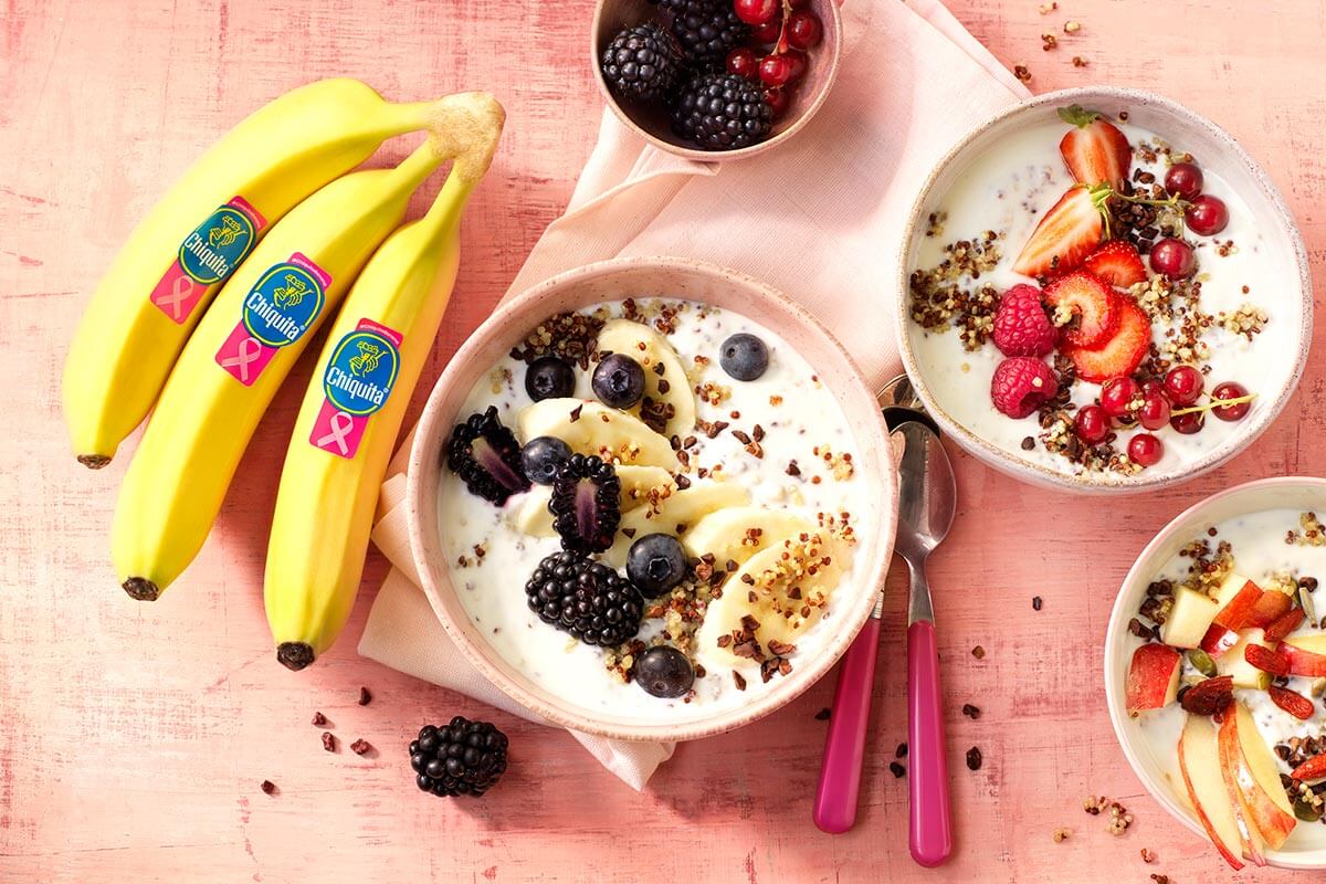 Colazione sana in ciotola con quinoa, banana Chiquita e yogurt greco magro