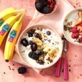 Colazione sana in ciotola con quinoa, banana Chiquita e yogurt greco magro