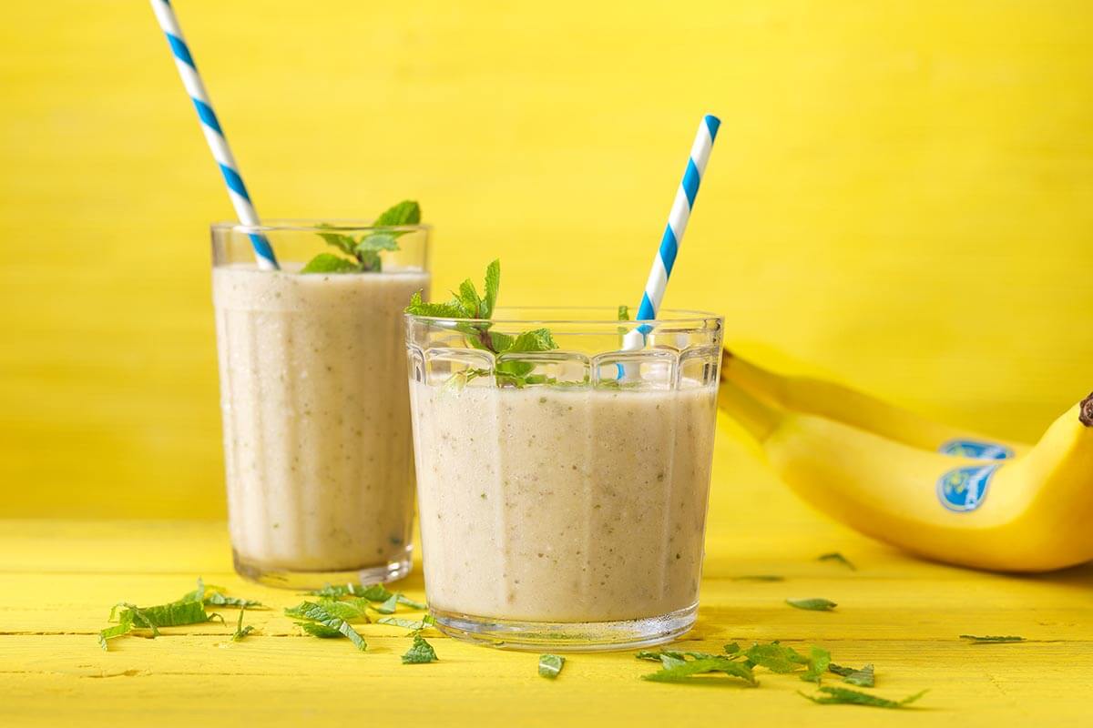 Frullato con banana, ananas, menta, limone e latte di avena