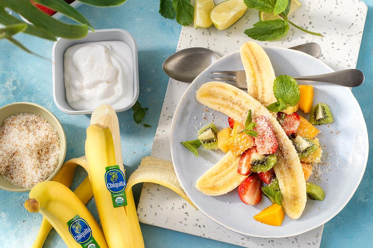 Banana split tropicale e biologica con cocco e menta