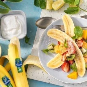 Banana split tropicale e biologica con cocco e menta