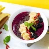 Frullato vegano in ciotola con banana Chiquita e barbabietola