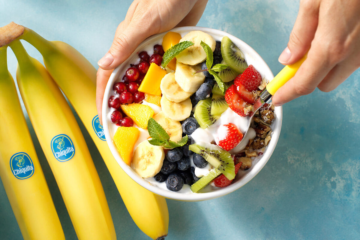 Ciotola vegana arcobaleno con banane Chiquita e frutta fresca