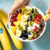 Ciotola vegana arcobaleno con banane Chiquita e frutta fresca