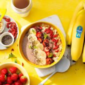 Ciotola ricca di proteine vegane con fragole e banane Chiquita frullate