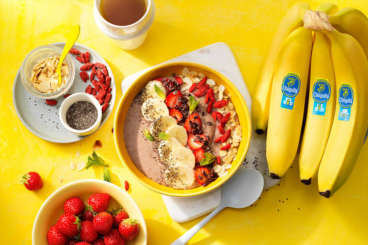 Ciotola ricca di proteine vegane con fragole e banane Chiquita frullate