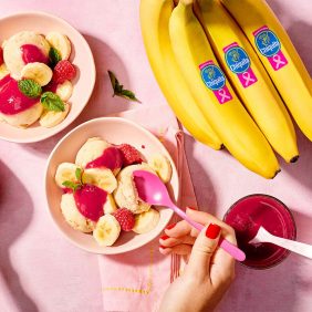 Sorbetto alla banana Chiquita con salsa di lamponi freschi