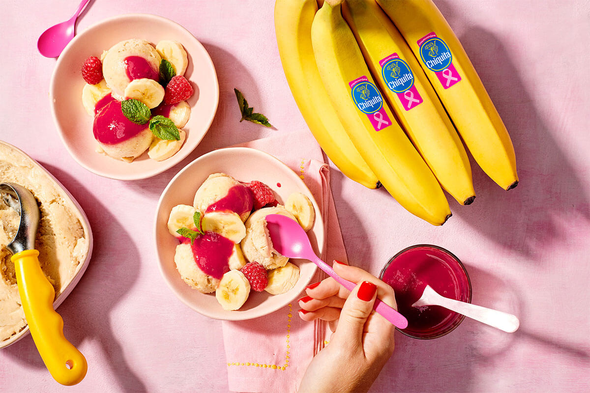 Sorbetto alla banana Chiquita con salsa di lamponi freschi