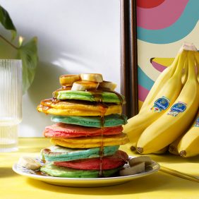 Pancake colorati e soffici con banane Chiquita