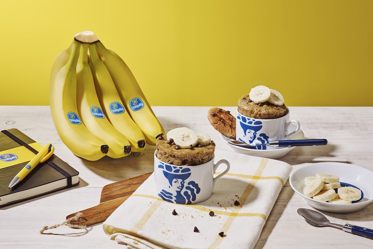 Biscotti in tazza con banana Chiquita e gocce di cioccolato