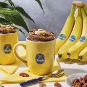 Torta in tazza con banana Chiquita, noci pecan e sciroppo d’acero