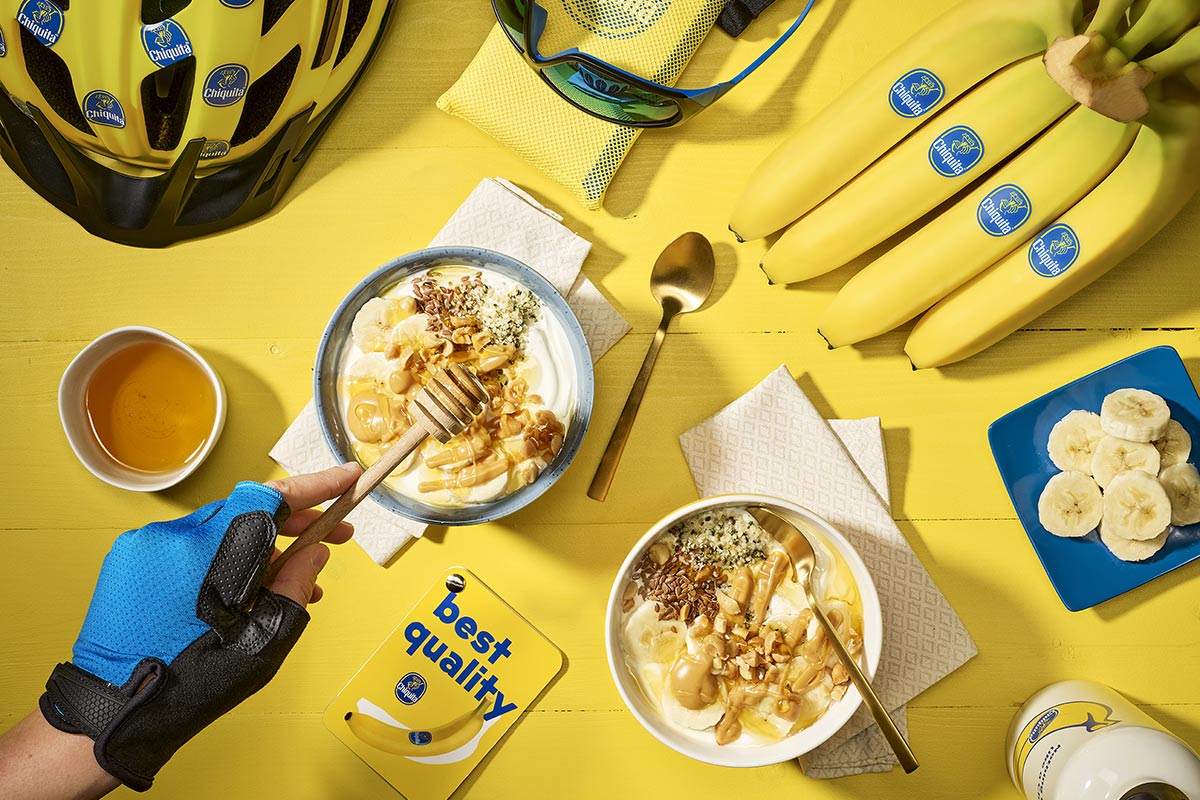 Spuntino post-allenamento a base di yogurt greco, burro di arachidi e banane Chiquita