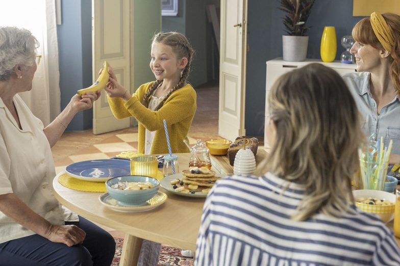 Linda condivide la banana Chiquita con la sua famiglia