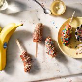 Lecca lecca gelati alla banana ricoperti di cioccolato con codette (colorate)